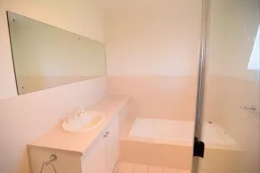 Large property, walking distance to main street, shops and playground - Image 3