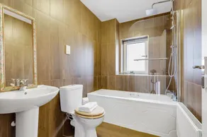 Beautiful Detached House by The Lakes • Driveway Parking • 75'' TV • Snug Room • Yoko Property - Image 5