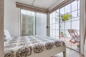 Sandcastle Hideaway, Dog Friendly, Designer Studio, Patio privé et parking! - Image 5