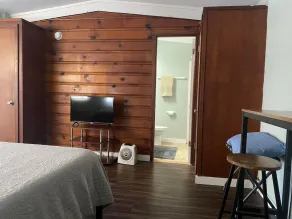 Shell Harbour Room 6 - Waterfront Stay on the St. Johns River - Image 2