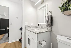 Cozy Modern 1BR Close to Downtown - Image 5
