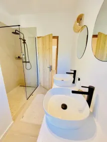 Belle vila rénovée à 2 pas de la plage (max 8 adultes ou 6 adultes et 4 enfants) - Image 2