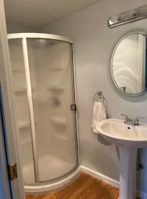 Cozy 3 bedroom fully furnished lake view house! - Image 3