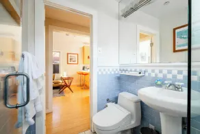 Opdateret Historic Home w / Hot Tub & Private Deck. En blok til stranden og centrum! - Image 4