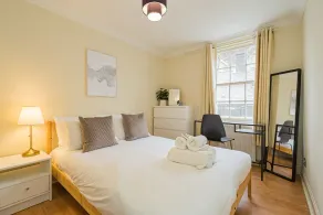 2BR Grassmarket Apartment with Castle View - Image 3