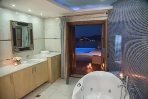 6 bedrooms villa next to the beach  sleeps 12 - Image 4