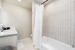 Downtown Lodi l Renovated l 5 Bedrooms l Sleeps 10 - Image 3