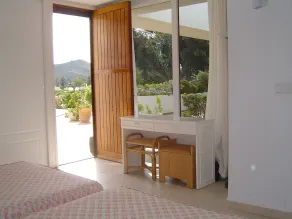 Appartement de plain-pied de golf de deux chambres fabuleusement bien aménagé - Image 3