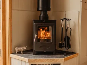 MOELFRE - SHEPHERDS HUT, romantic, with hot tub in Llanbedr - Image 2