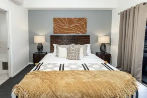 Luxury City Escape – Stylish 3-Bedroom Apartment with Balcony & Rooftop Pool! - Image 4