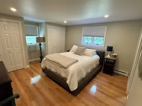 GREAT LOCATION- 4 bedrooms with 2 ensuites. Short walk to beach and town center. - Image 4