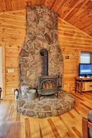 Experience comfort at Incommunicado in Warrensville, NC—a cozy 4-bedroom cabin for 10! - Image 2