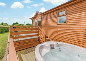 Luxury lodge with king-size bed with en suite shower. - Image 5