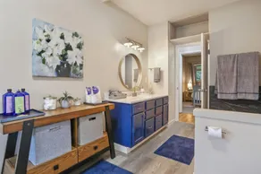 Cheerful family home 1/2 mile from downtown - Image 3