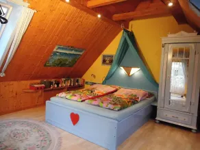, Apartamento de dos pisos con estilo con entrada independiente en una ubicación central - Image 3
