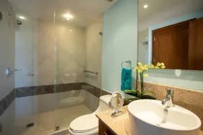 Beachfront, Luxurious Grand Venetian 3 Bedroom,  Fiber Optic WIFI - Image 4