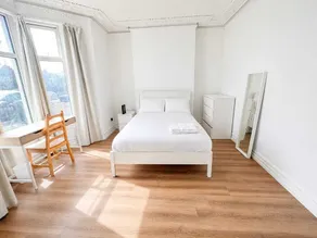 Cardiff Inner City Centre Guesthouse - Image 4