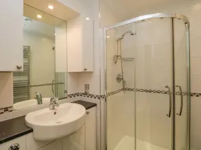 LAKE HOUSE LOFT, pet friendly, with a garden in Bowness-On-Windermere - Image 4