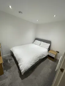 Luxury 2-Bed Apartment in Manchester with parking - Image 3