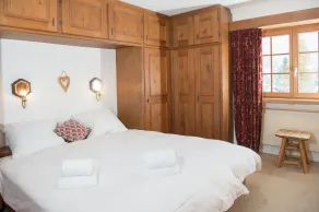 Apartment with ski-in ski-out access and fireplace - Image 5