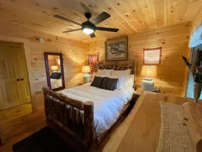 Red Door Cabin - couples delight! - Image 3