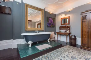 The One and Only Place to Stay in Central London - Image 3