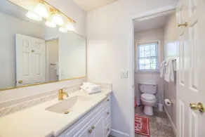 Stylish 3 bedroom home 10 minutes from beach - Image 3