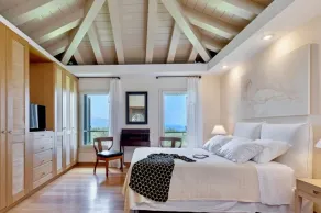 Stylish 6 en-suite bedroom Villa overlooking the Sea - 7km from Corfu town - Image 3