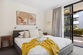 South Perth Garden Apartment Free Parking - Image 4