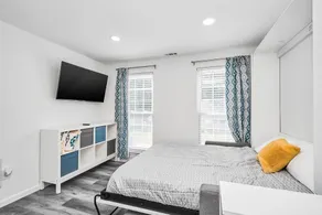 Guesthouse in ideal location with private entrance - Image 5