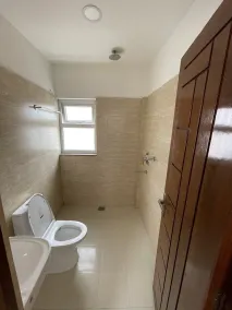 Neues und charmantes 3 Schlafzimmer/4 Badezimmer Haus zu vermieten - Image 2