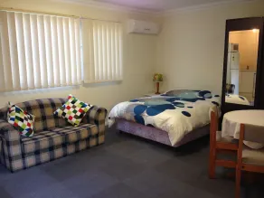Thornleigh studio apartment, Garden View, Comfort, Tranquill - Image 5