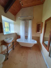 Gorgeous, family friendly riverside cottage in the heart of Tamar River Valley - Image 4