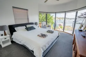 LUXURY WATER-FRONT APARTMENT - CRONULLA - Image 5