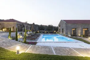 Apartamento vacacional apto para niños con jardín, piscina y terraza | Vistas a la piscina - Image 2