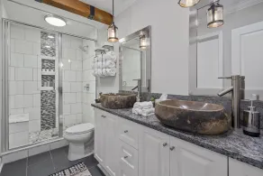 Luxury retreat house in Charlotte. - Image 3