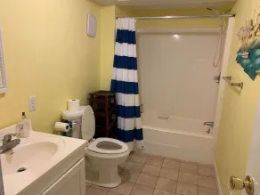 Rymlig 1BR 1BA med fullt kök och vardagsrum - 1 kvadratmeter fötter - Image 3