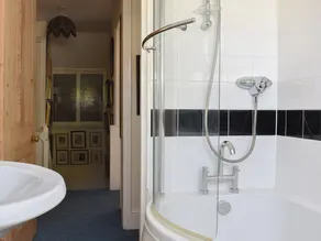 A large, comfortable apartment in this stunning region of North Devon. - Image 3