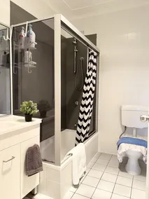 This one storey house has 5 bedrooms and 2 full bathrooms - Image 3