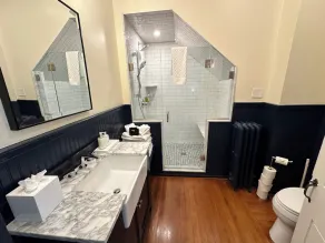 Exposed Brick 1 Bed/ 1 Bath/ Pullout Sofa/ Dog Friendly Large Suite (Sleeps 4)  Downtown Newport - Image 3