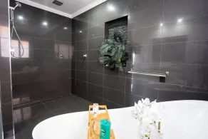 LUXURY WATER-FRONT APARTMENT - CRONULLA - Image 3