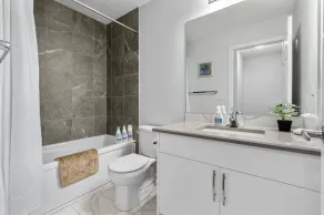 4 Bedroom Town Home with Garage Parking, Fast WiFi, Smart TV with Netflix, Fully Equipped Kitchen, Sleeps 10, Ideal for Families - Image 2
