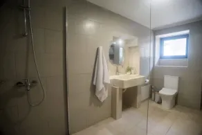 Two-storey recently renovated  garden house  . Family-sized  15' from the center - Image 5