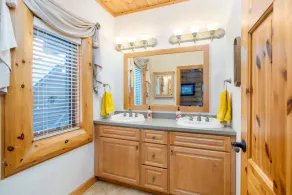 Stunning log home on Pike Lake with many amenities. Perfect for larger groups - Image 4