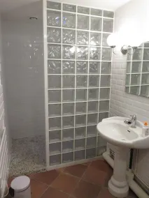 Grand T2 chaleureux de 68 M2, atypique, dans le centre historique - Image 3