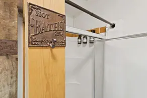 Private, unique log cabin with hot tub, 3 BR,2 bath. Sleeps 6. - Image 4