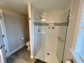UPDATED HOME, king+queen beds, AC, 5 min walk to beach, 1 min to Waters Edge - Image 5