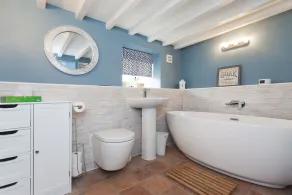 2 Bed 2 Bath 'Luksus Cottage, Car Parking & Garden - Image 3