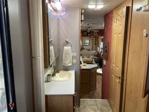 39 foot fifth wheel with on-site free dockage and launching. October Specials! - Image 2