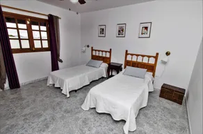 Stort, roligt hus med pool og stor have. - Image 3